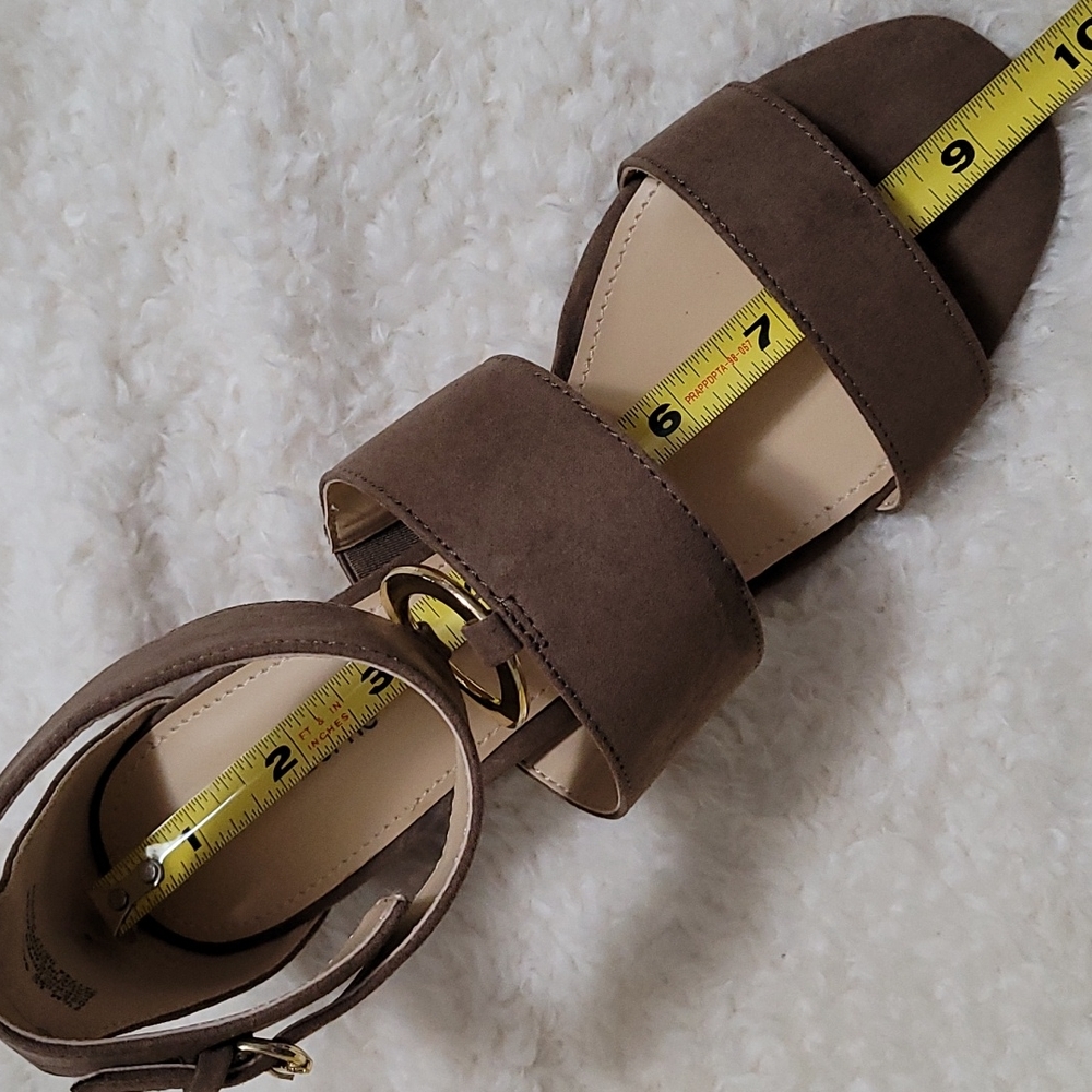 NEW Liz Claiborne Sandal Block Heel Medallion Ankle Strap Suede Truffle Tan 7.5 - Picture 10 of 13